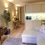 Homeintown Almada - Downtown Elegant - Terrace Ac & Wifi * Porto
