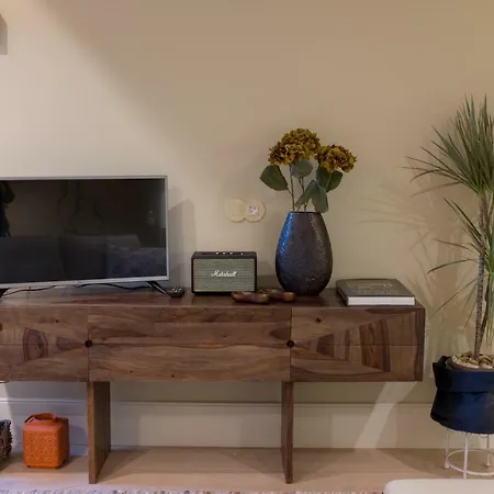 Homeintown Almada - Downtown Elegant - Terrace Ac & Wifi Apartment Porto