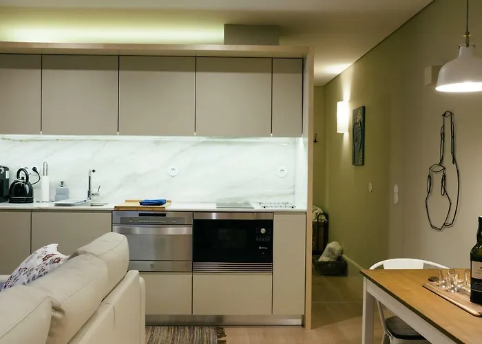 Homeintown Almada - Downtown Elegant - Terrace Ac & Wifi Apartment Porto