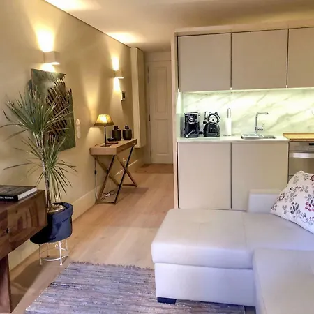 Homeintown Almada - Downtown Elegant - Terrace Ac & Wifi * Oporto