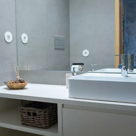 Homeintown Almada - Downtown Elegant - Terrace Ac & Wifi